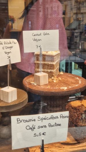 Gâteaux en vitrine, vegan en très grande majorité, avec des options sans gluten. at Helen's Book in Paris