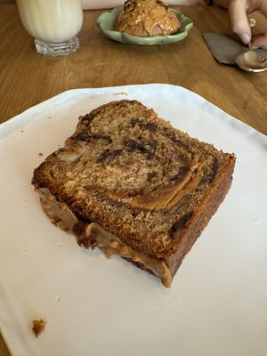Banana bread beurre de cacahouète vegan  at Helen's Book in Paris