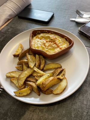 Fries and hummus  at Verde Ser in Cundinamarca
