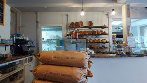 Het interieur. at Luuks Brood & Patisserie in Middelburg