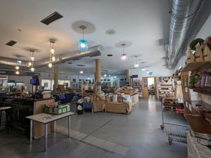 Expositores variados at La Garbancita Ecológica in Madrid