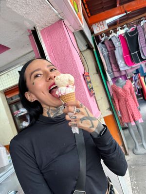 Cono con una bola de yogurt de durazno y zarzamora.   at La Michoacana es Vegana in Mexico City