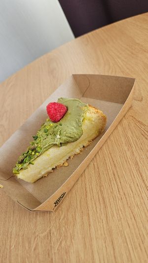 Veganer Pistazien Cheesecake at karaffu | coffee culture in Innsbruck