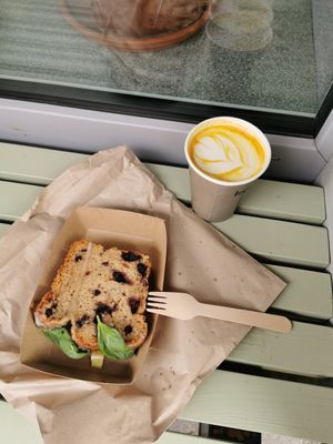 Blueberry lemon and Kurkuma Latte at karaffu | coffee culture in Innsbruck