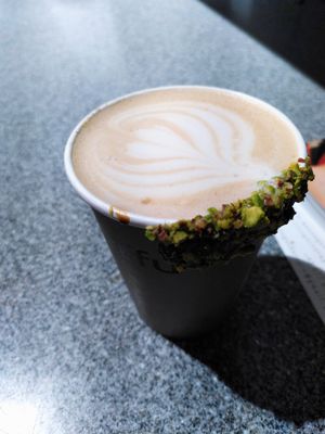 Pistaccio latte at karaffu | coffee culture in Innsbruck
