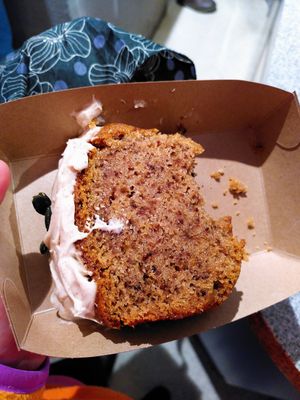 Pumpkin spice cake at karaffu | coffee culture in Innsbruck