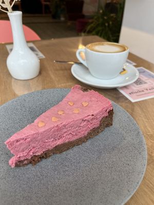 ‘Love cake’ 🩷  at etisch. in Munich