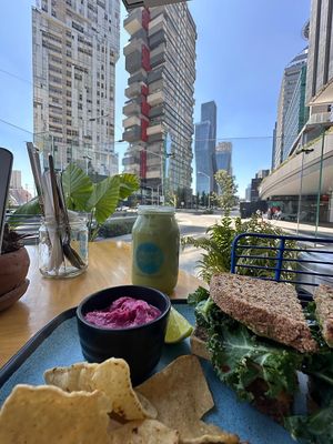 La combinación de sabores es excelente, resaltando la frescura de los ingredientes. Además, el restaurante ofrece bebidas 100% naturales.

El servicio es amable y atento. at Mora Mora  in Mexico City