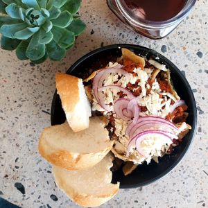 Chilaquiles verdes con chorizo at Neek'kafé in Mexico City