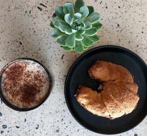 Latte y cuernito relleno de crema de avellana at Neek'kafé in Mexico City