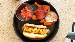 Hot dog at Neek'kafé in Mexico City