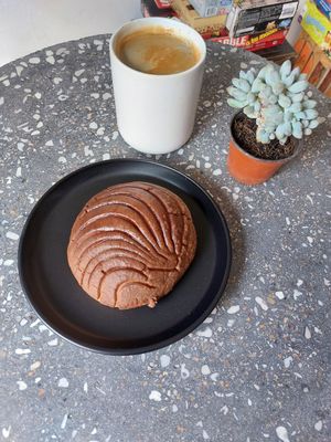Concha integral + cafecito = delicia total 😋 at Neek'kafé in Mexico City