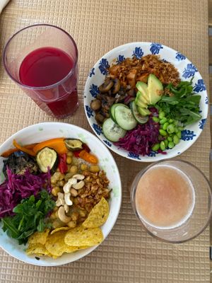 Budha Bowl e Bowl Indiana com os 2 sumos do dia. at Café Jardim in Ourem