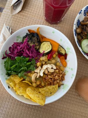 Bowl Indiana (8,50€)- Caril de grão e couve flor, arroz, legumes sazonais, couve roxa, cebola crispy, cajus, rucula, tortilhas de milho. at Café Jardim in Ourem