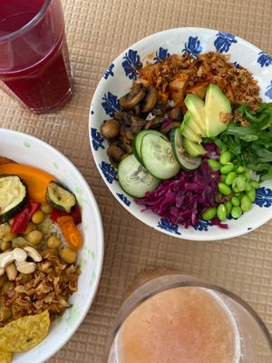 Budha Bowl (8,50€) - Arroz, tofu teriyaki, abacate, couve roxa, edamame, cogumelos, pepino, rucula, sesamo, mayo vegan, cebola crispy. at Café Jardim in Ourem