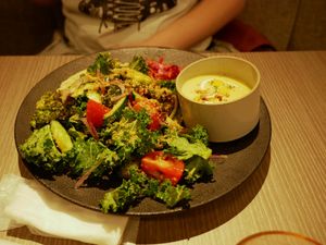 Kale salad with seasonal soup (here: sweet corn and onion) at plant more in Tokyo
