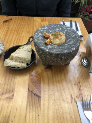 Gruß aus der Küche (Hummus mit selbstgemachtem Brot)  at Green Point in Cusco