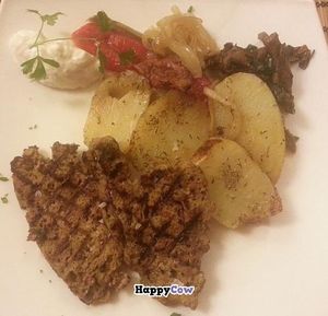 Seitan with roasted potatoes at Bindu in Igualada