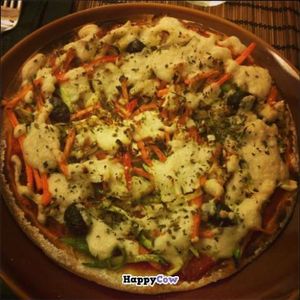 Vegan pizza with cashew cheese at Bindu in Igualada