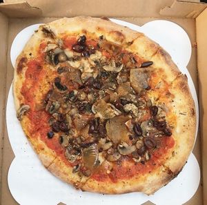 the “vegan” comes with organic tomato sauce, organic caramelized onions, organic mushrooms, kalamata olives, homemade garlic oil with a blend of organic herbs   at Flatbread Company in North Conway