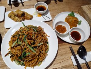 Fried noodles, lion's man fried mushroom, spring roll at Jujubetree in Shanghai