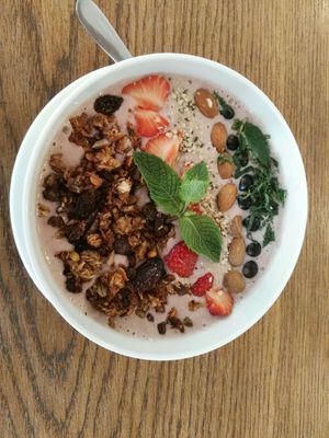 Smoothie bowp at Plevel in Prague