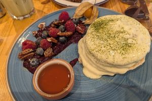 Vegan pancakes with vanilla yoghurt, matcha, pecans and season fruit 🍓💚 at Reunion Deli in Belper