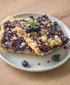 Uno de nuestros productos más queridos el crocante de arándano, ya lo probaste? (Vegano) at Sukha Coffee in Lima