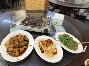 Three generous dishes for two hungry patrons   at Shí Zhuō Jiā Wèi Rè Chǎo - 石桌佳味熱炒 in Zhuqi Township