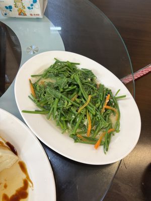 Chayote (choko) greens cooked in garlic - delicious   at Shí Zhuō Jiā Wèi Rè Chǎo - 石桌佳味熱炒 in Zhuqi Township