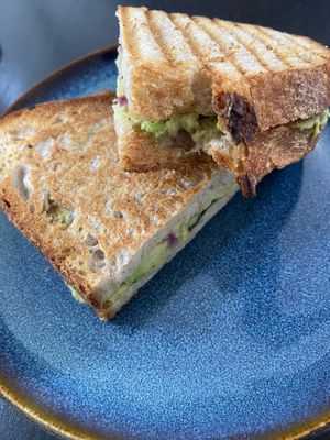 Grilled vegan Stulle mit Avocadocreme, Tomaten, Zwiebeln und Spinat  at Die Brotstube 2.0 in Guetersloh