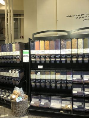 Packaging free bulk products (bring your own container or use theirs,).  at Gimsel - De Groene Passage in Rotterdam