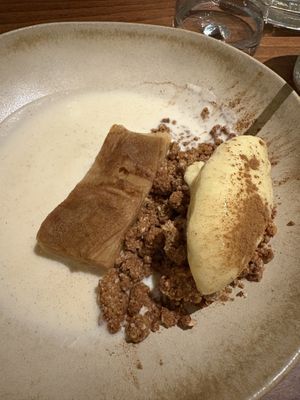 Apple Pie & Ice Cream  at roots in Porto