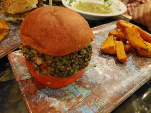 Burger at Café de Ratas in Madrid