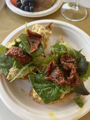 Gipsy toast con hummus e pomodori secchi  at A'Sana in Milan