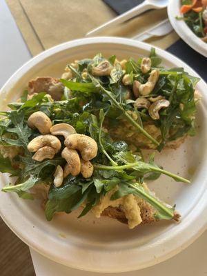 Toast con hummus, anacardi e rucola  at A'Sana in Milan