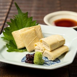 Sashimi of Hiei Tofu Skin

Silky tofu skin served with soy sauce broth.

890 yen at Ohashi Ebisu Living in Tokyo