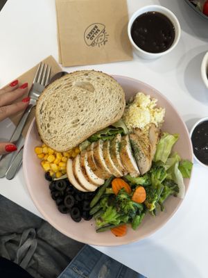 Ottimo cibo! Con possibili scelte e opzioni . CONSIGLIO  at Salad Basket - 샐러드 바구니 in Busan