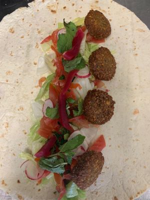 Wrap Falafel salade, tomate, radis, persil, navet, cornichons, menthe, sauce taratour(crème de sésames+citron)💯% Végane. 7€ at FALAFEL+ in Grasse