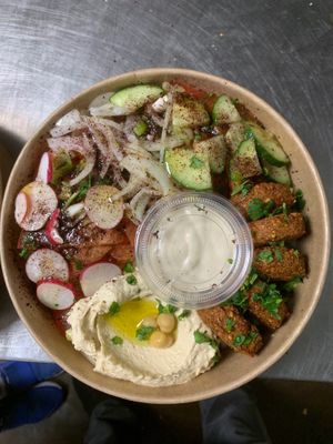 Bol Falafel, salade fattouch, 5 Falafel, hummus, crème de sésames citroné. Pain libanais. 💯 % végane. 13,50€ at FALAFEL+ in Grasse