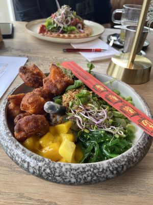 Vegan pokébowl met de flatbread Crispy bloemkool  at Grand Café Restaurant de Troubadour in Hardenberg