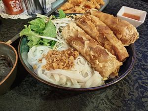 Rollitos de primavera con noodles de arroz y ensalada at Iguarias de HANÓI in Porto