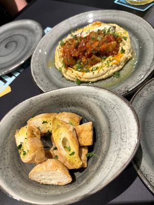 Hummus Boloñesa with gluten-free bread at Disidente Restaurante Vegetariano in Valencia
