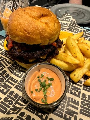 Disi Smash Pink Burger (with gluten-free bun) at Disidente Restaurante Vegetariano in Valencia