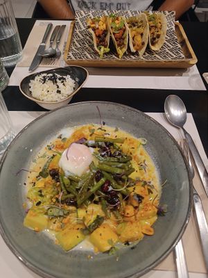 Curry e tacos at Disidente Restaurante Vegetariano in Valencia