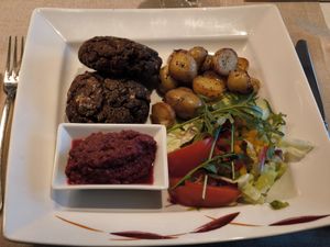 Pilzfrikadellen mit rote Beetepesto und Kartoffeln at Mingers Hotel in Neuharlingersiel