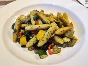 Schupfnudeln mit Gemüse und Bärlauchpesto at Mingers Hotel in Neuharlingersiel