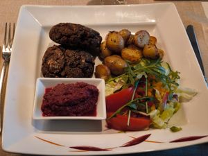 Pilzfrikadellen mit Kartoffeln und Rote Bete Pesto at Mingers Hotel in Neuharlingersiel