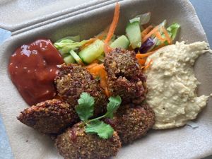 Beetroot Falafel Pot with our signature hummus, sprinkling of fresh salad and for this customer a side of salsa 💃🏻
Our falafels are also gluten free at Veg Fans in Birmingham