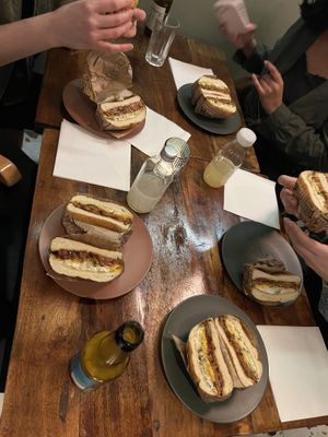 Table   at Les Tontons Veg - Paradis in Paris